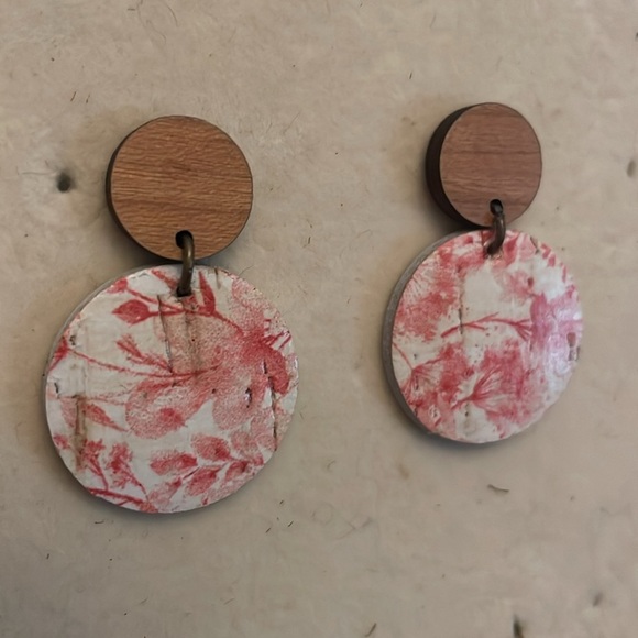 1.5” double tan white pink cork style stud earrings - Picture 4 of 12